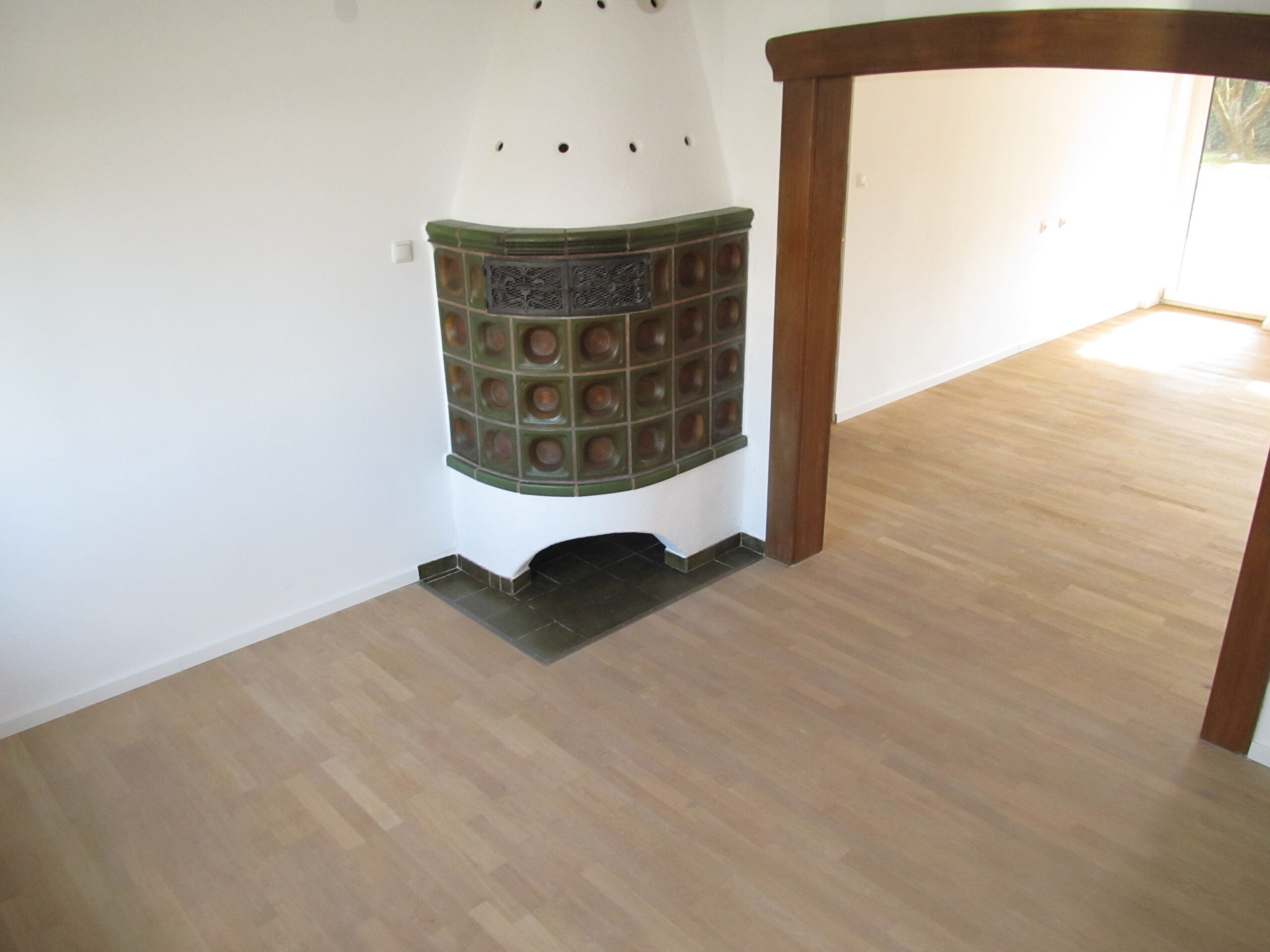 Leider bereits vermietet: Renovierte, helle 3-Zimmer-EG-Wohnung mit großer Terrasse und Kachelofen