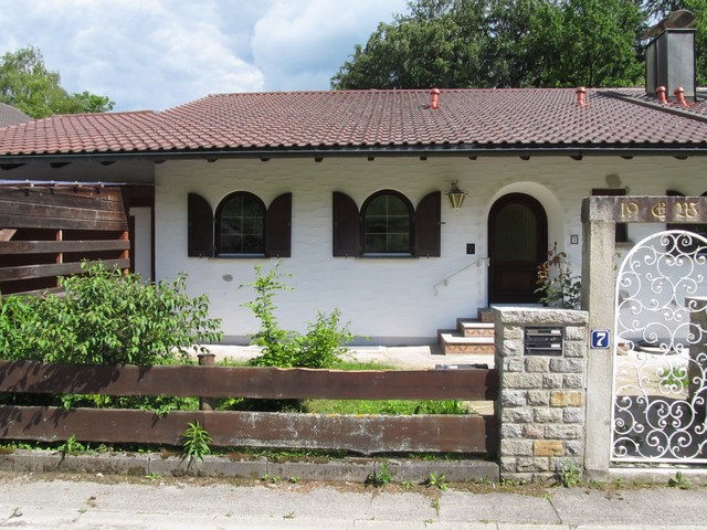 Leider bereits vermietet: Komplett renoviertes, ruhiges und sehr schönes 1-Zimmer-Appartement inkl. Vorgarten-Nutzungsrecht