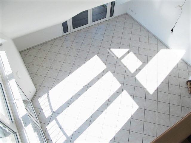 Leider bereits verkauft: Helle, sehr schöne und südwestlich ausgerichtete, 4-Zimmer Galerie-Dachgeschoss- Wohnung in hervorragender Gilchinger Lage (sofort bezugsfrei!)